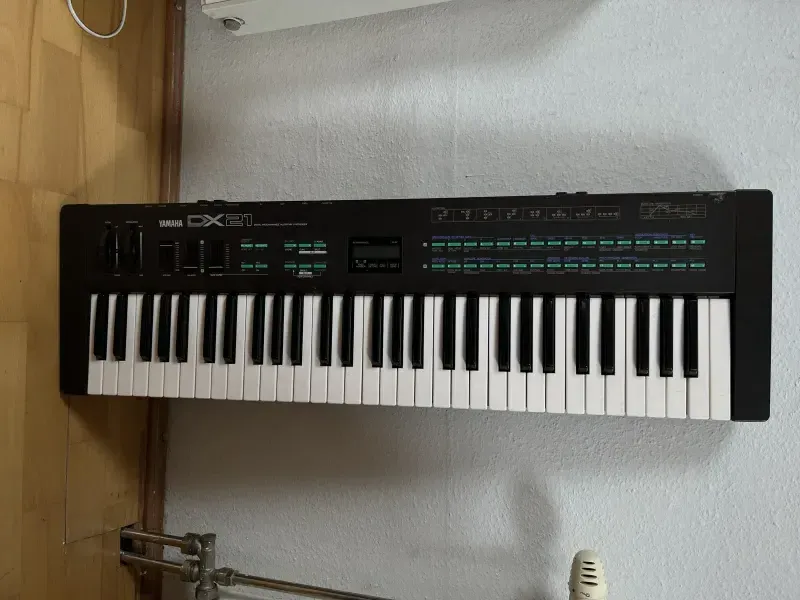 YAMAHA DX21 Synthesizer
