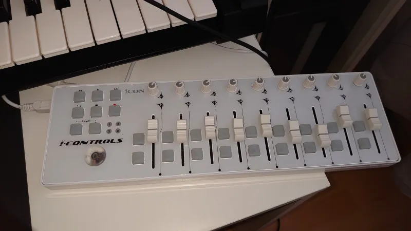 Icon I-Controls MIDI controller