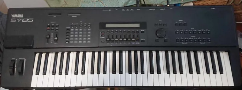 YAMAHA SY85 Synthesizer