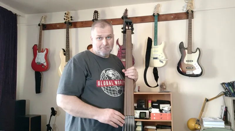 Dean Pace elektromos bőgő Elektrický kontrabas