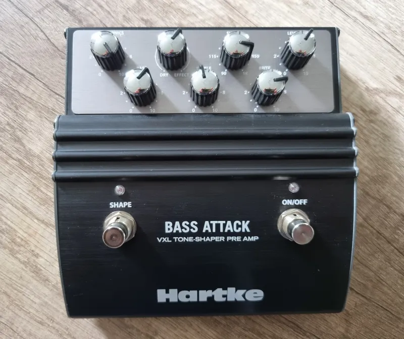 Hartke Bass Attack VXL Tone Shaper Preamp & DI Box. Pedal de bajo