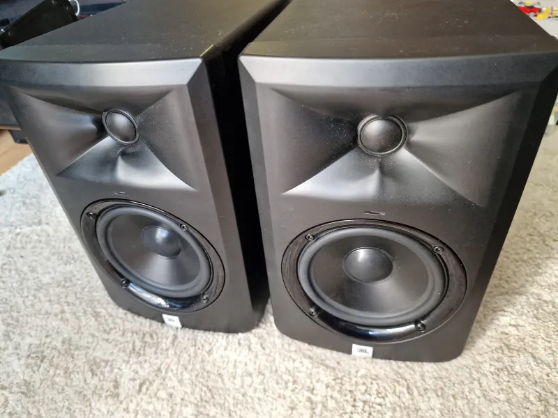 JBL LSR 305. - 3 series. Stúdióhangfal