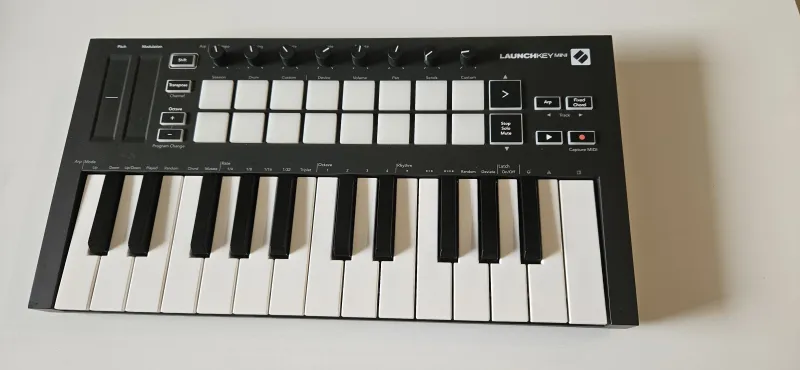 NOVATION Launchkey MK3 MIDI ovládač