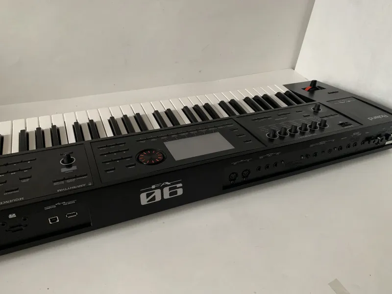 Roland FA 06 Synthesizer