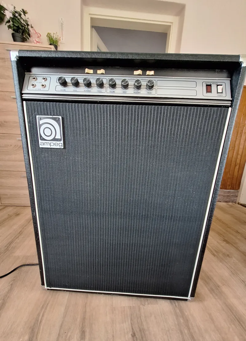 Ampeg B-410 Bass guitar combo amp