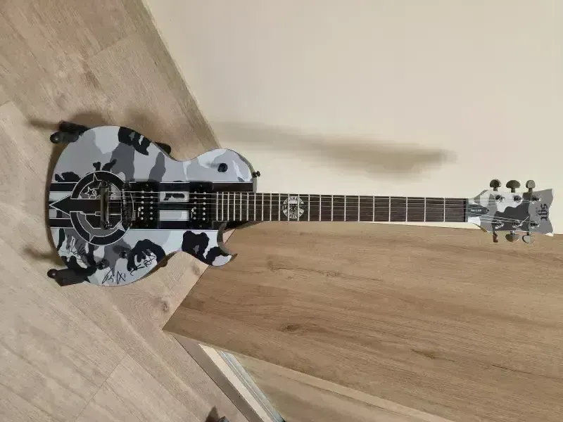 SGR by Schecter Solo-II Sidi Edition Tankcsapda aláírással. Elektrická gitara