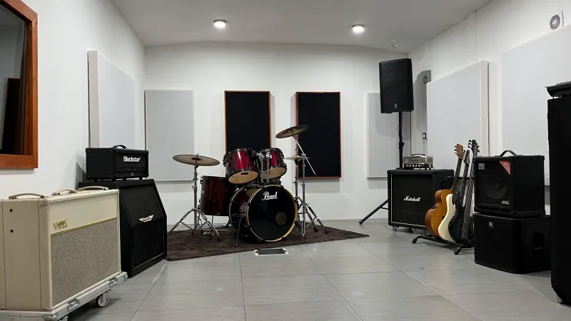- Hangszigetelt Rehearsal room