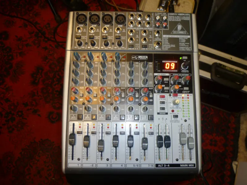 Behringer Xenyx x1204 usb Keverő
