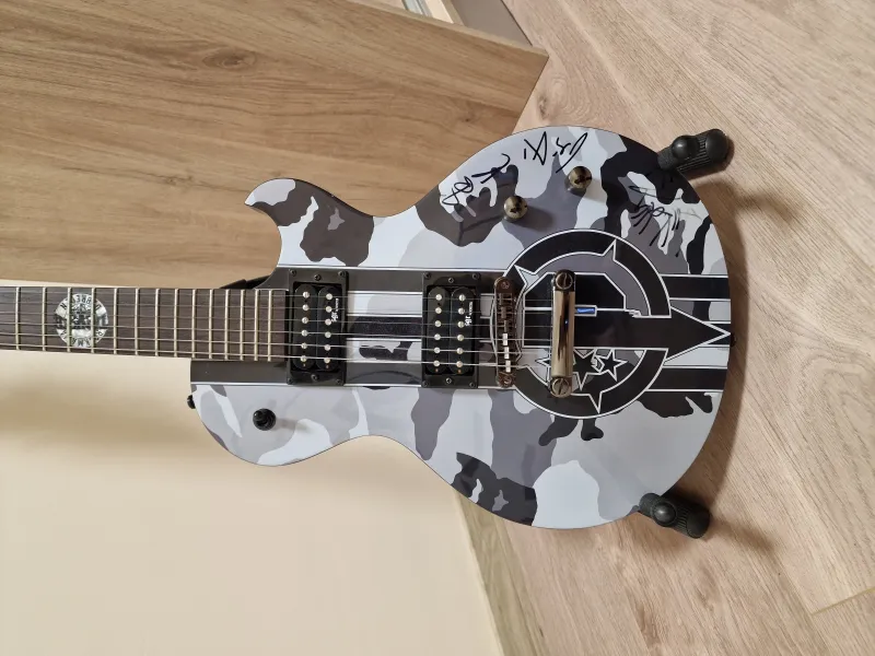 SGR by Schecter Solo-II Sidi Edition Tankcsapda aláírással. Elektromos gitár