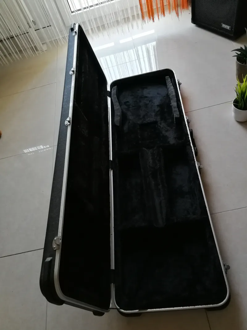 Thomann  Tvrdý kufor pre basgitaru