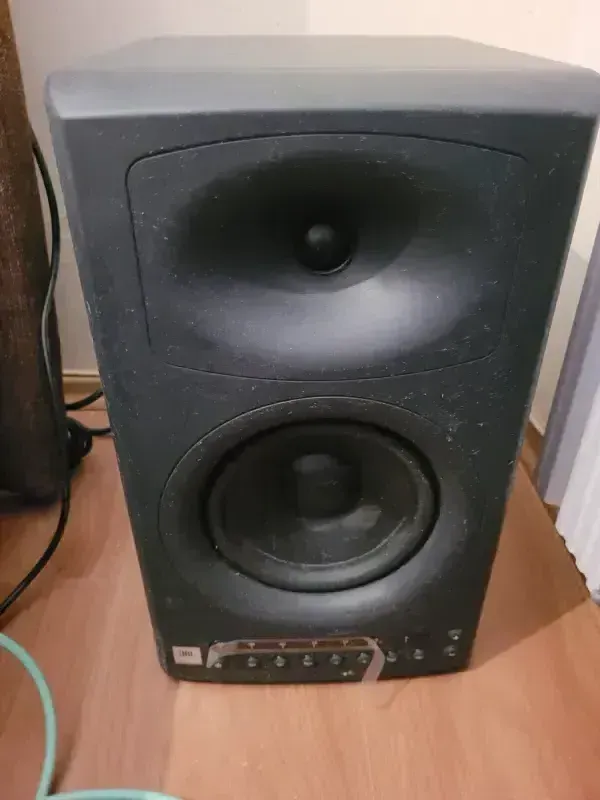  LSR 4326P Štúdiový reproduktor