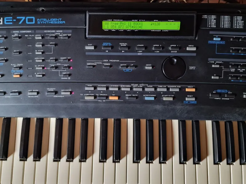Roland E-70 Sintetizador