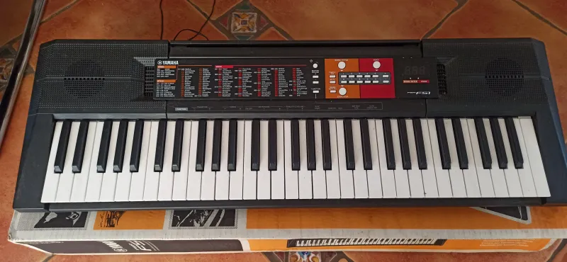 YAMAHA PSR-F51 Synthesizer