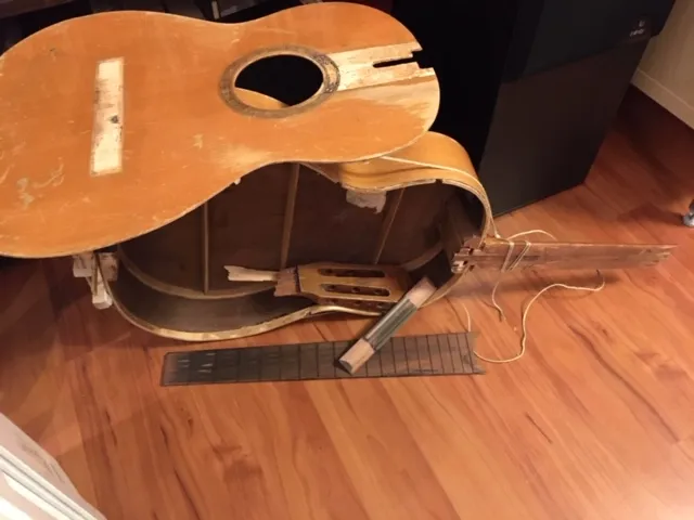 -  Akustická gitara