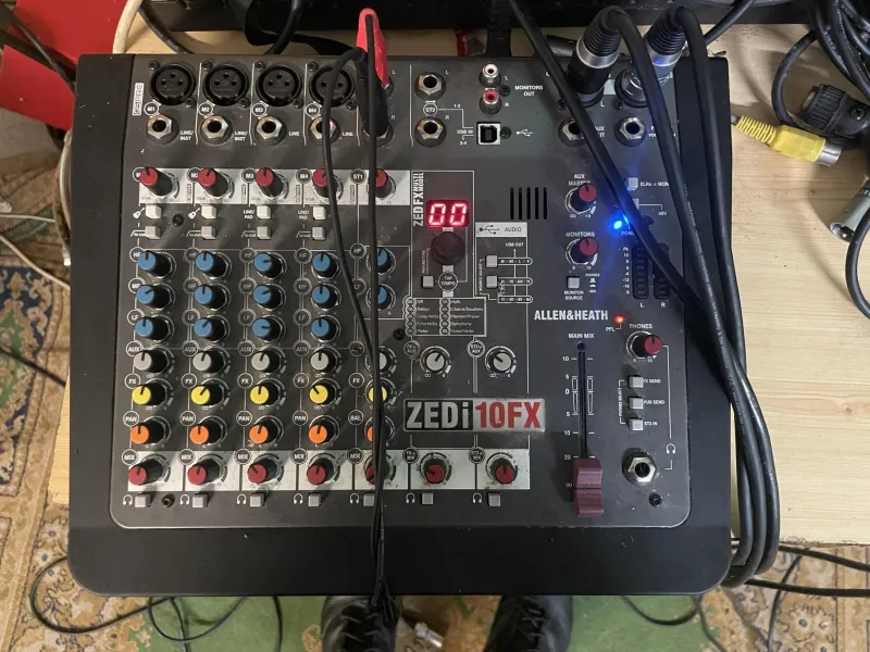 Allen & Heath ZEDi-10FX Mezclador