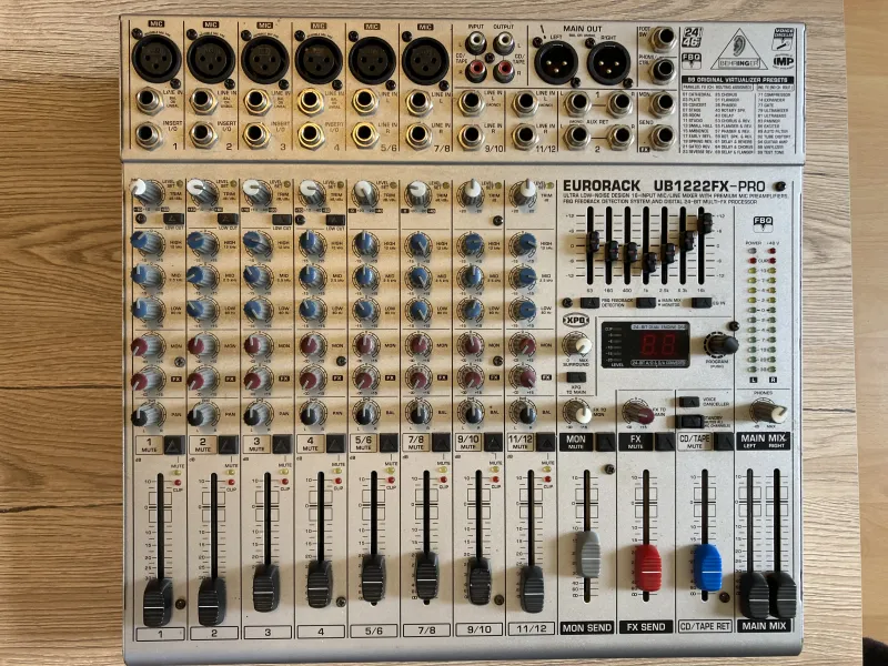 Behringer  Mixer