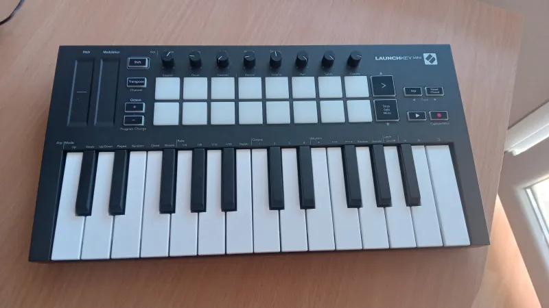 NOVATION Launchkey mini mk3 Teclado MIDI