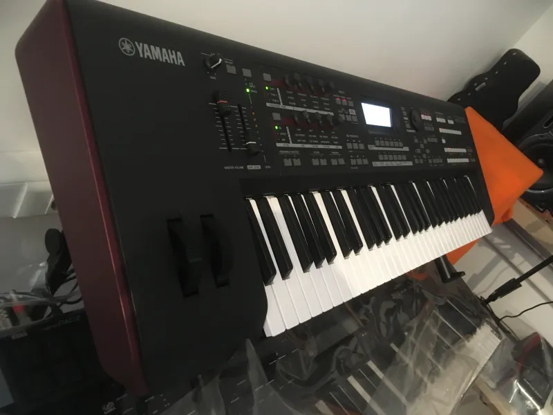 YAMAHA MOXF6 Synthesizer