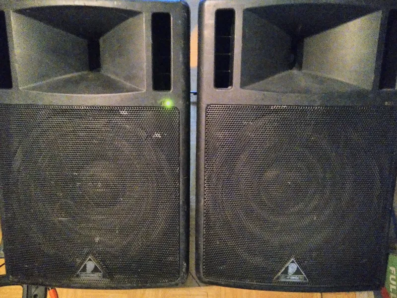 Behringer B-300 Altavoz activo