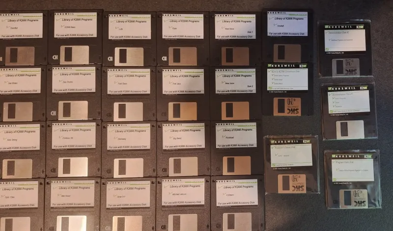 KURZWEIL K2VX és K2000 38darab gyári floppy lemez eladó Szintetizátor