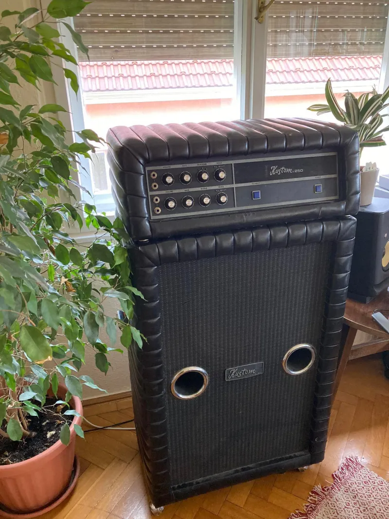 Kustom Tuck N Roll 250 Zosilňovačová hlava a skriňa pre basgitaru