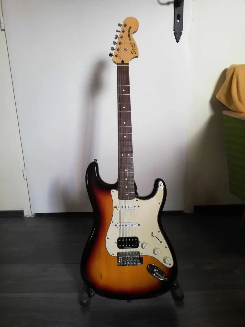 Squier Vintage Modified Stratocaster HSS Elektromos gitár Squier Vintage Modified Stratocaster HSS Elektromos gitár