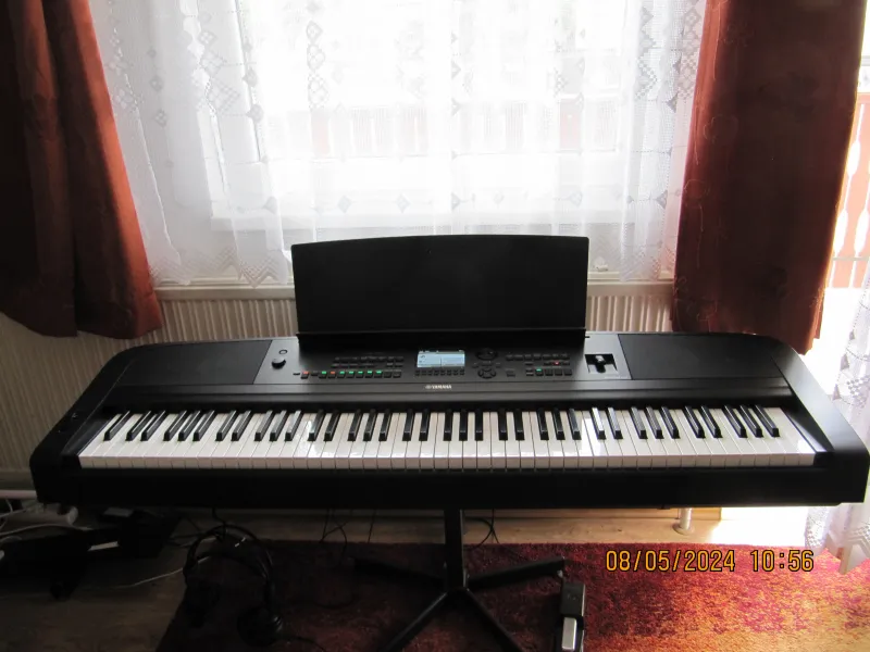 YAMAHA DGX - 670 Zongora szintetizátor