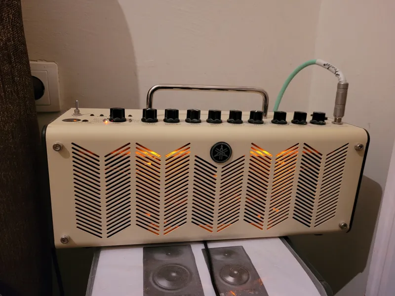 YAMAHA THR10 v1 Guitar combo amp