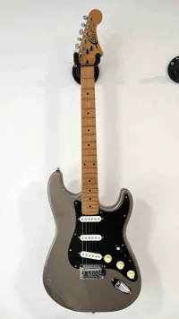 Cheri Strat 1990s MIK Fender szedőkkel Guitarra eléctrica [September 14, 2024, 12:12 pm]