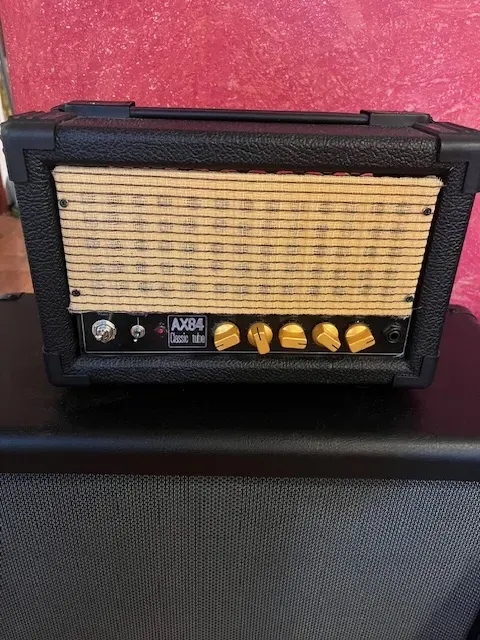 - AX 84 Full tube amp Gitárerősítő-fej