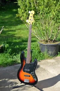 Squier Jazz Bass  CV 60 fretless