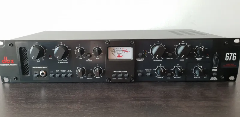DBX 676 Lampový predzosilňovač