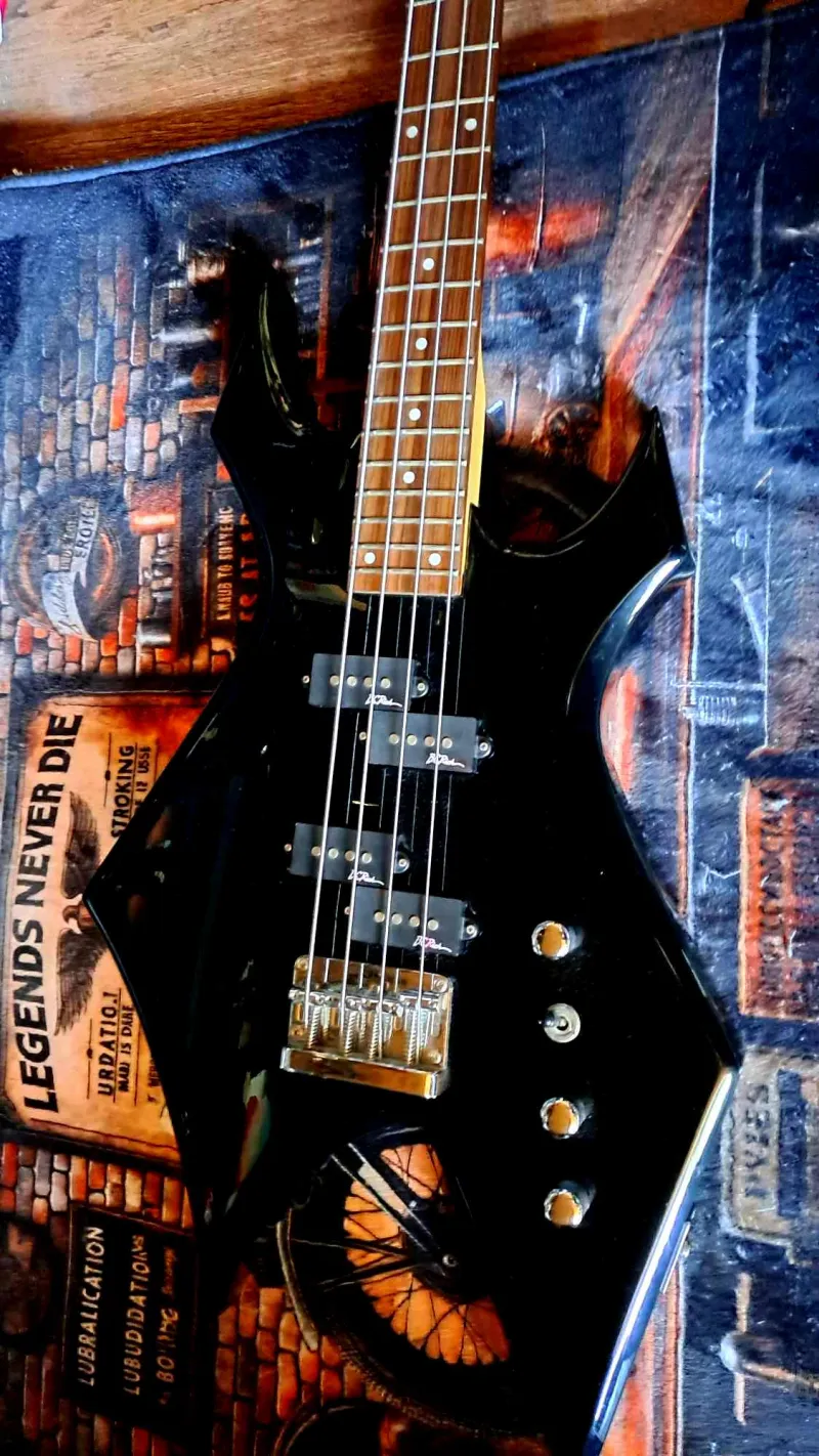 B.C. Rich Warlock Platinum Korea Bass guitar