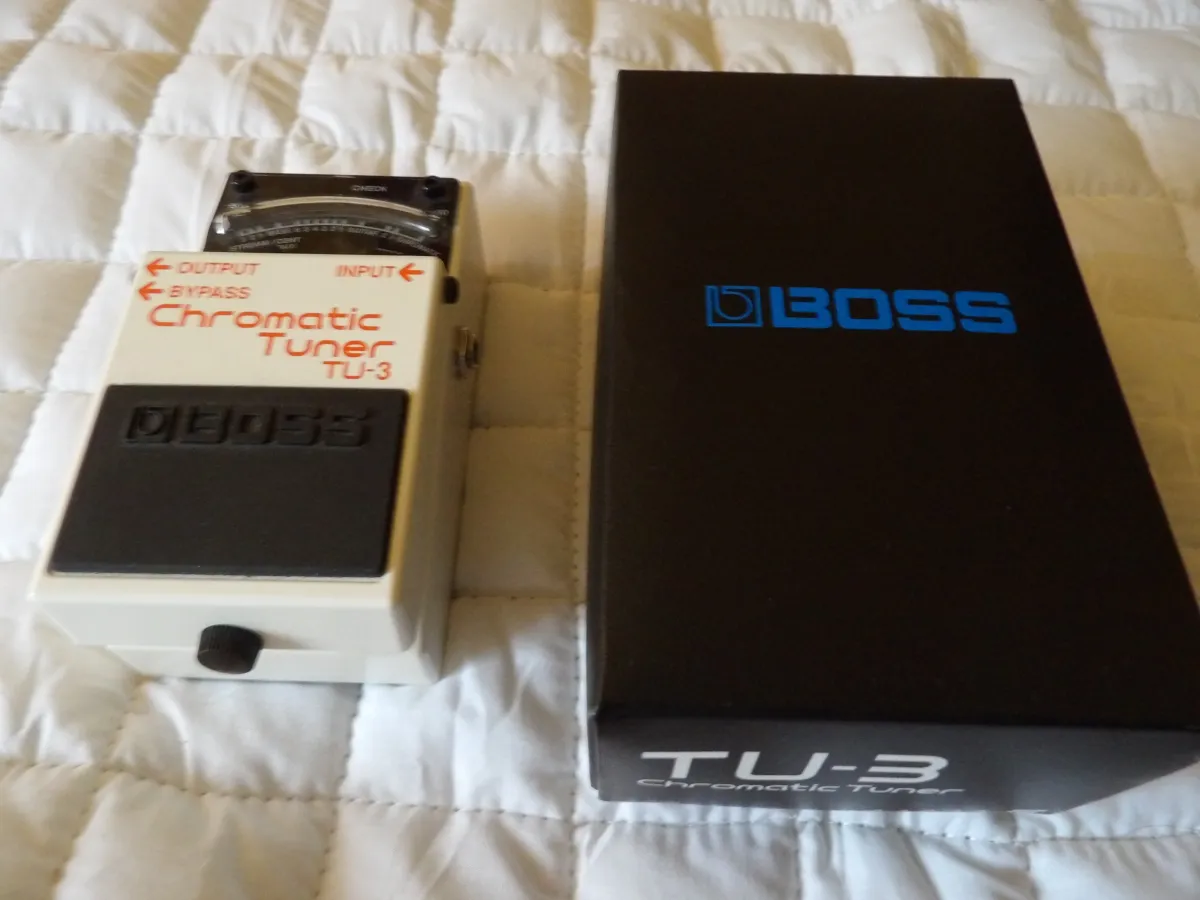 BOSS TU-3 hangoló + áramelosztó Afinador