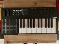 Alesis VI25