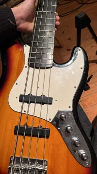 Squier Jazz Deluxe 5 moddolt 5-Saiter Bass-Gitarre - Gutenkunst Ábel [Today, 11:10 pm]