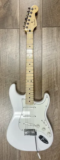 Fender Stratocaster Elektrická gitara - Admirális Generális [Today, 3:25 pm]