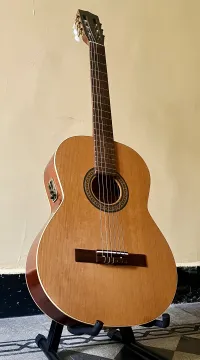 Godin La Patrie Etude Qi Electro Acoustic klassische Gitarre [December 30, 2024, 1:24 pm]