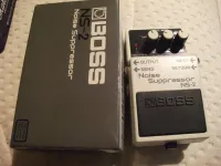 BOSS NS-2 Noise Supressor + áramelosztó Zajzár