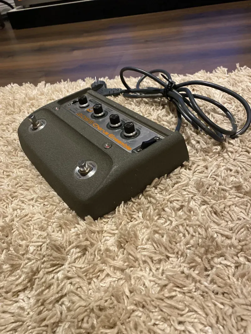 BOSS CE-1 Chorus Ensemble Efektový pedál