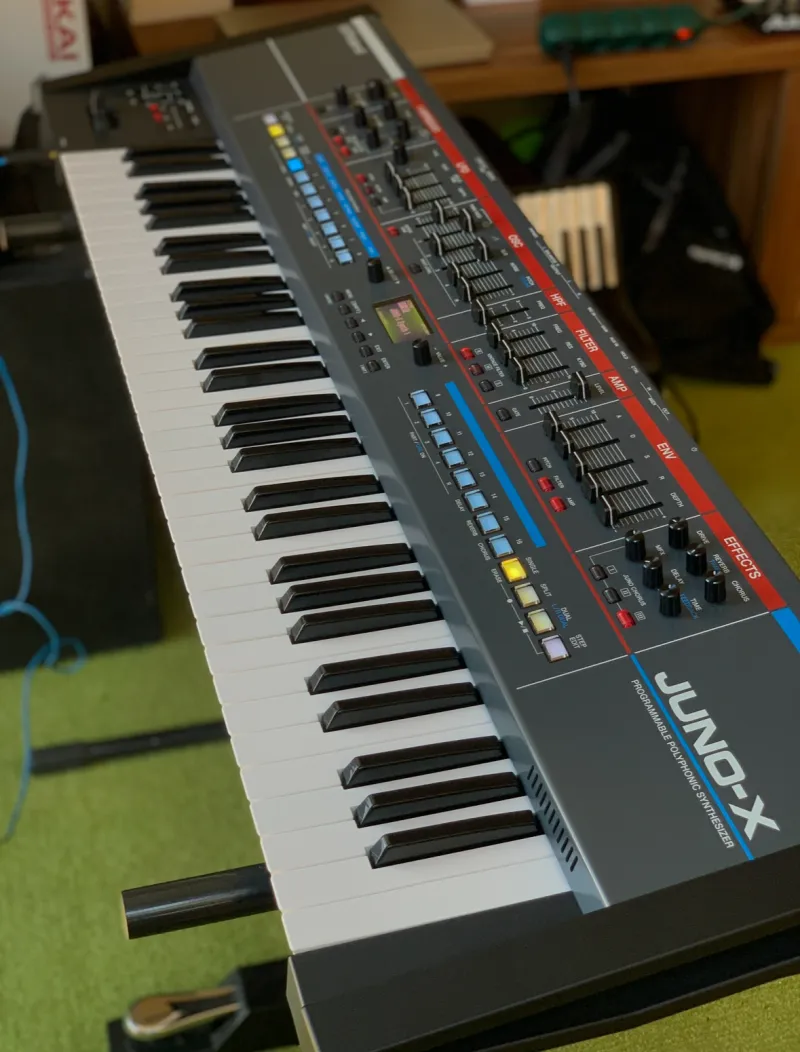 Roland Juno X flightcase és puha tokkal Sintetizador