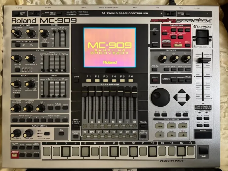 Roland MC-909 Groovebox + 256MB MMC + 128MB Ram Sintetizador