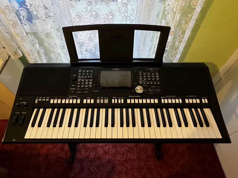 YAMAHA PSR S975 Sintetizador