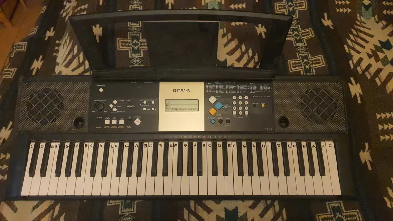 YAMAHA Ypt-220 Synthesizer