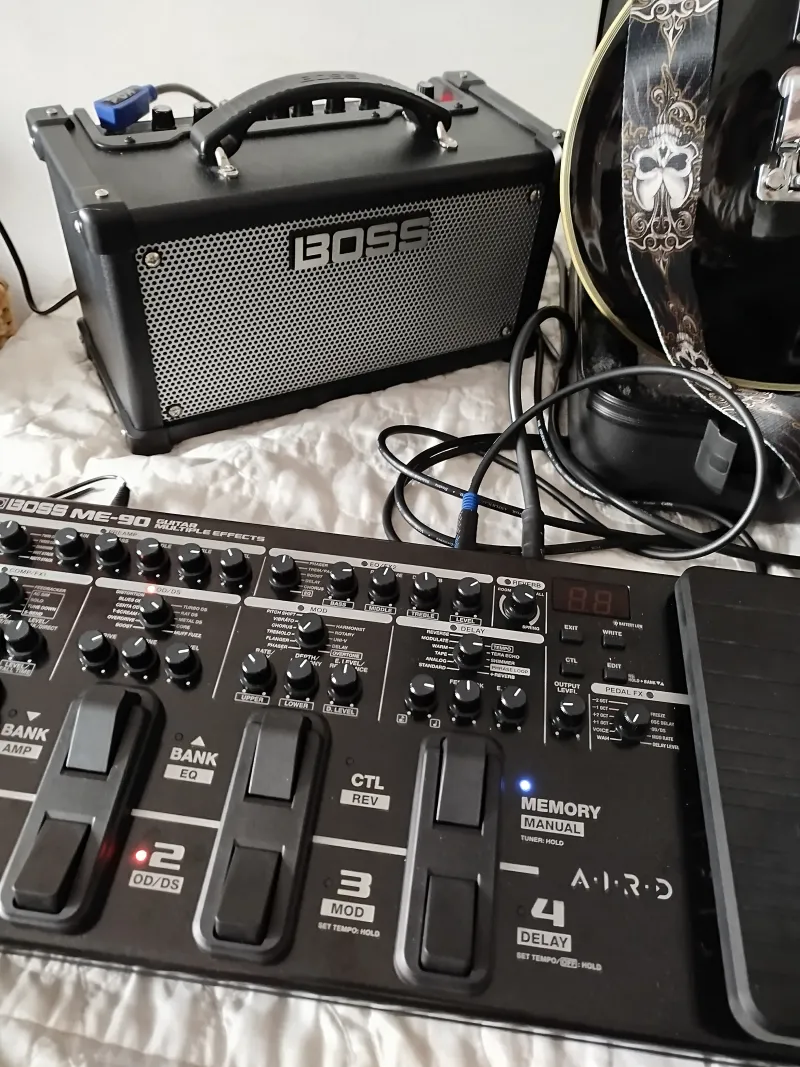 BOSS ME 90 multieffekt és Boss dual Cube LX Modelliergitarrenverstärker
