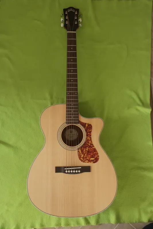 Guild OM-240CE Elektroakustická gitara