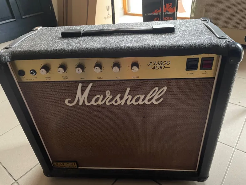 Marshall JCM 800 Lead Series Model 4010 50-Watt Csöves gitárkombó Marshall JCM 800 Lead Series Model 4010 50-Watt Csöves gitárkombó