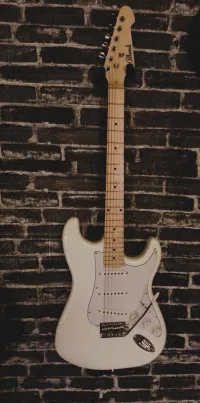 - Blond STR-1 WH Electric guitar [June 30, 2025, 7:04 pm]