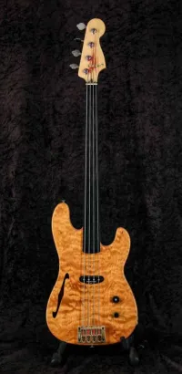 - Kézzel gyártott thinline fretless