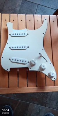 - Noném Stratocaster